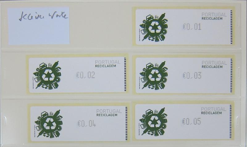 0265 (326).jpg -     Lote:    265      Colecção Especializada - Etiquetas      Lotes Especiais       Descrição:      1981/2010 &mdash; Etiquetas.   Coleção composta por 12 álbuns com etiquetas desde percursoras e Framas até 2010, com provas, erros, FDC's, etiquetas novas e usadas, sobrescritos circulados, variedades de impressão e papéis. Importante estudo. Lote a ver.        Lote ETQ       Valor Base:     &euro; 3000,00     Valor Venda:     &euro;      